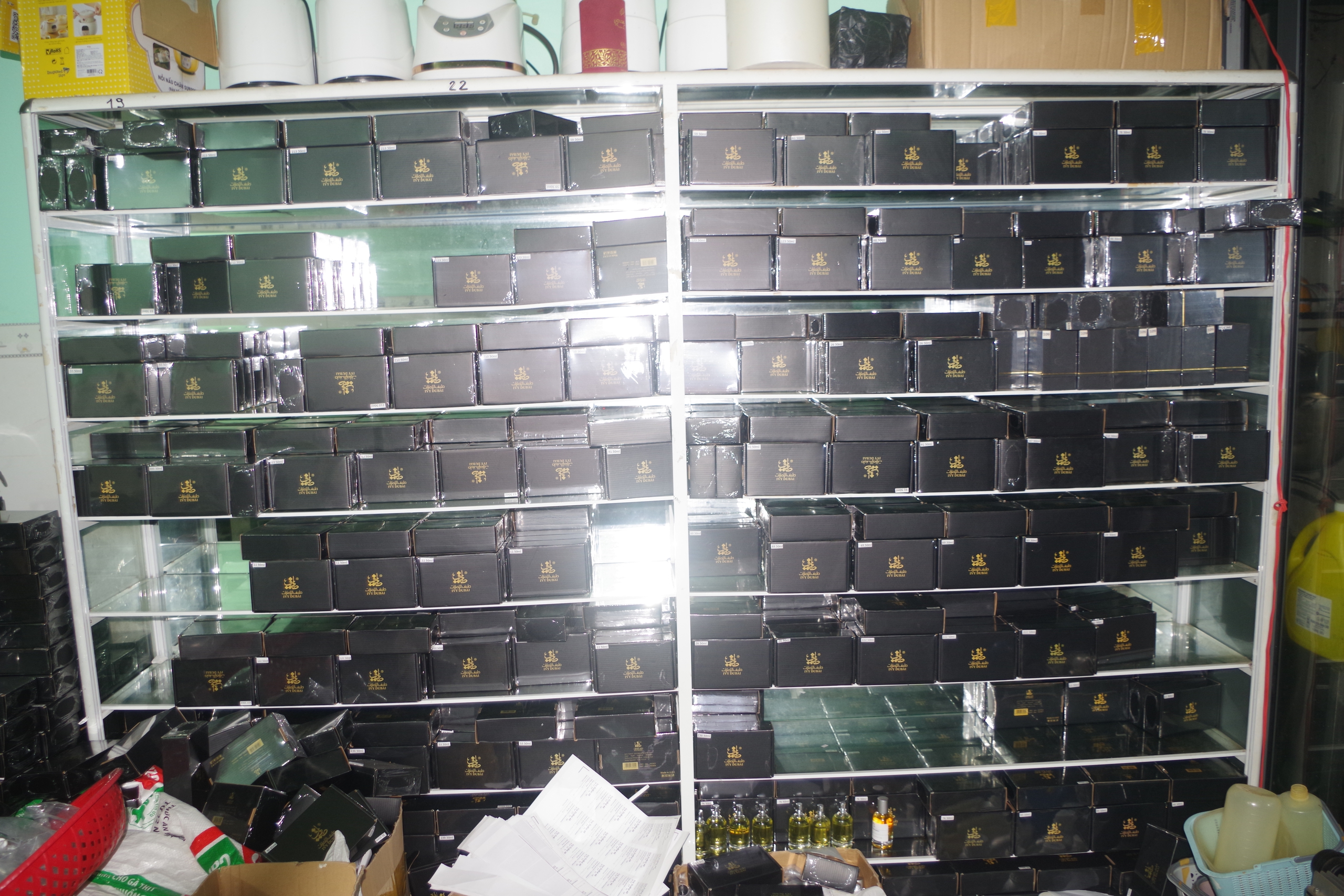 Công an tỉnh Đồng Nai tìm bị hại vụ nước hoa giả làm bằng máy đánh trứng- Ảnh 5.