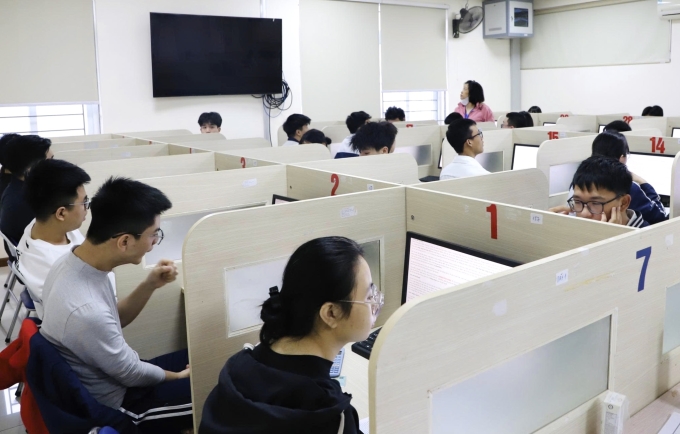 Thí sinh trong phòng thi HSA sáng 7/3. Ảnh: Minh Ngọc