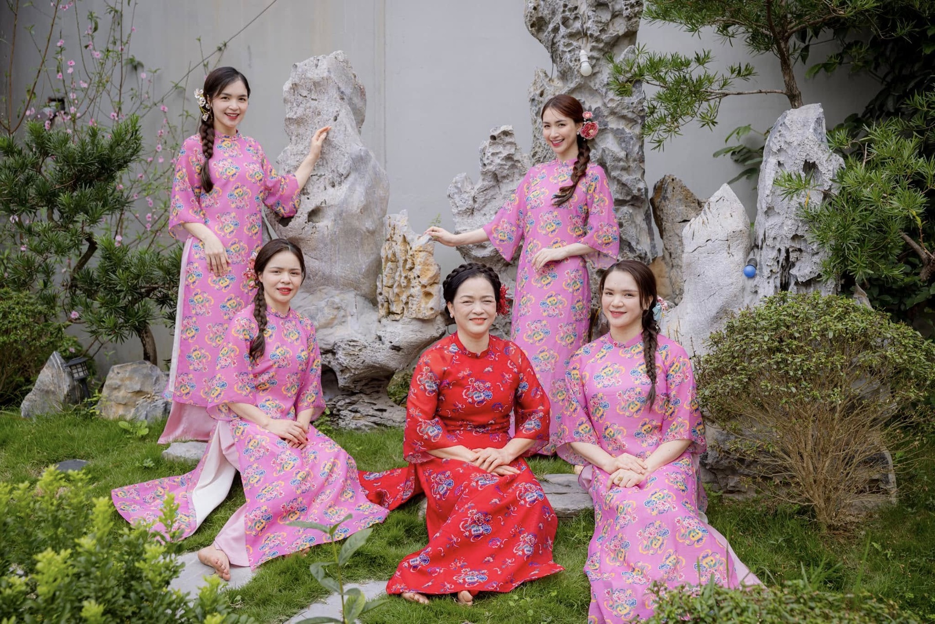 Hòa Minzy trước tin đồn yêu quân nhân: Mẹ đơn thân, chưa từng mặc váy cưới - 3