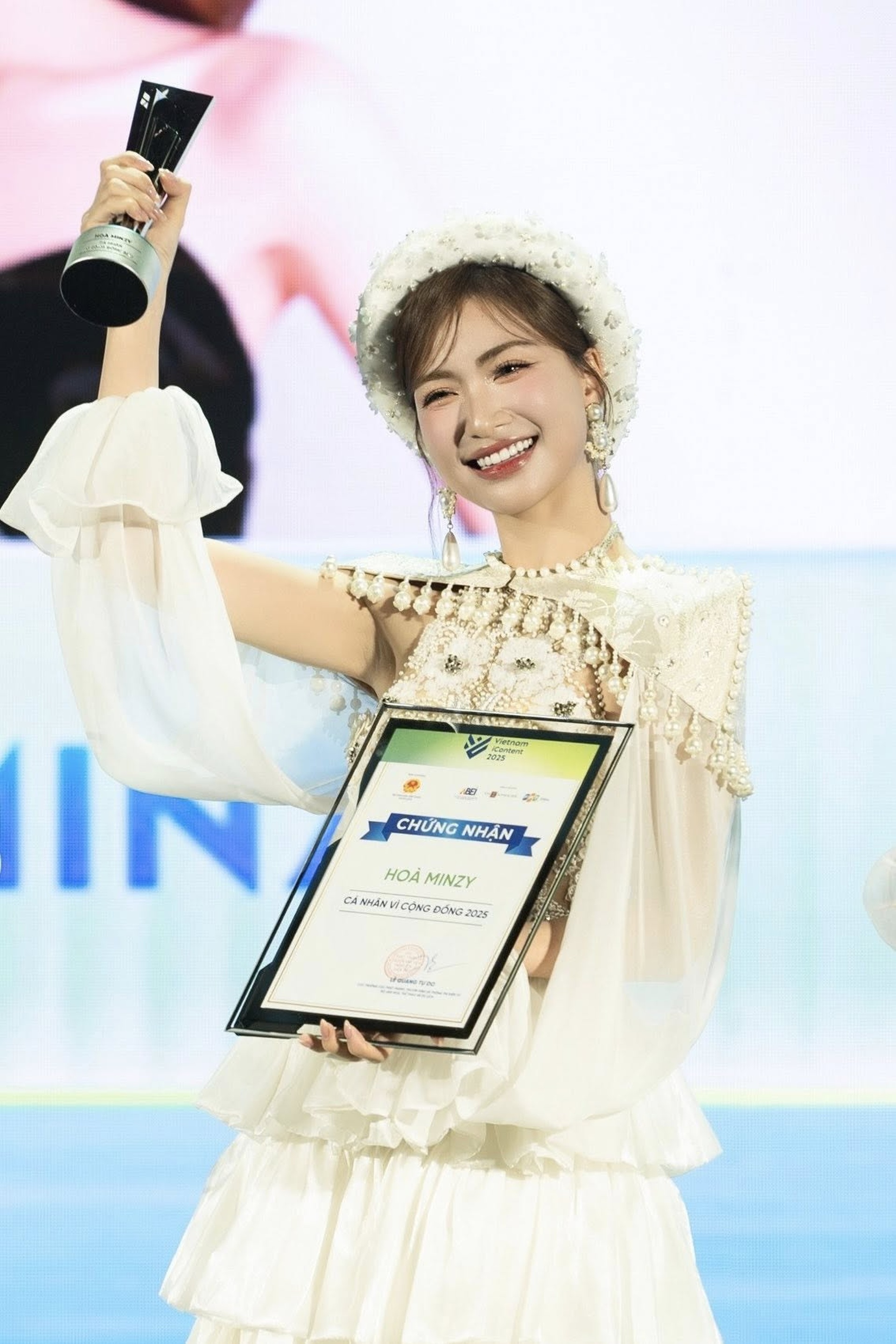 Hòa Minzy trước tin đồn yêu quân nhân: Mẹ đơn thân, chưa từng mặc váy cưới - 12