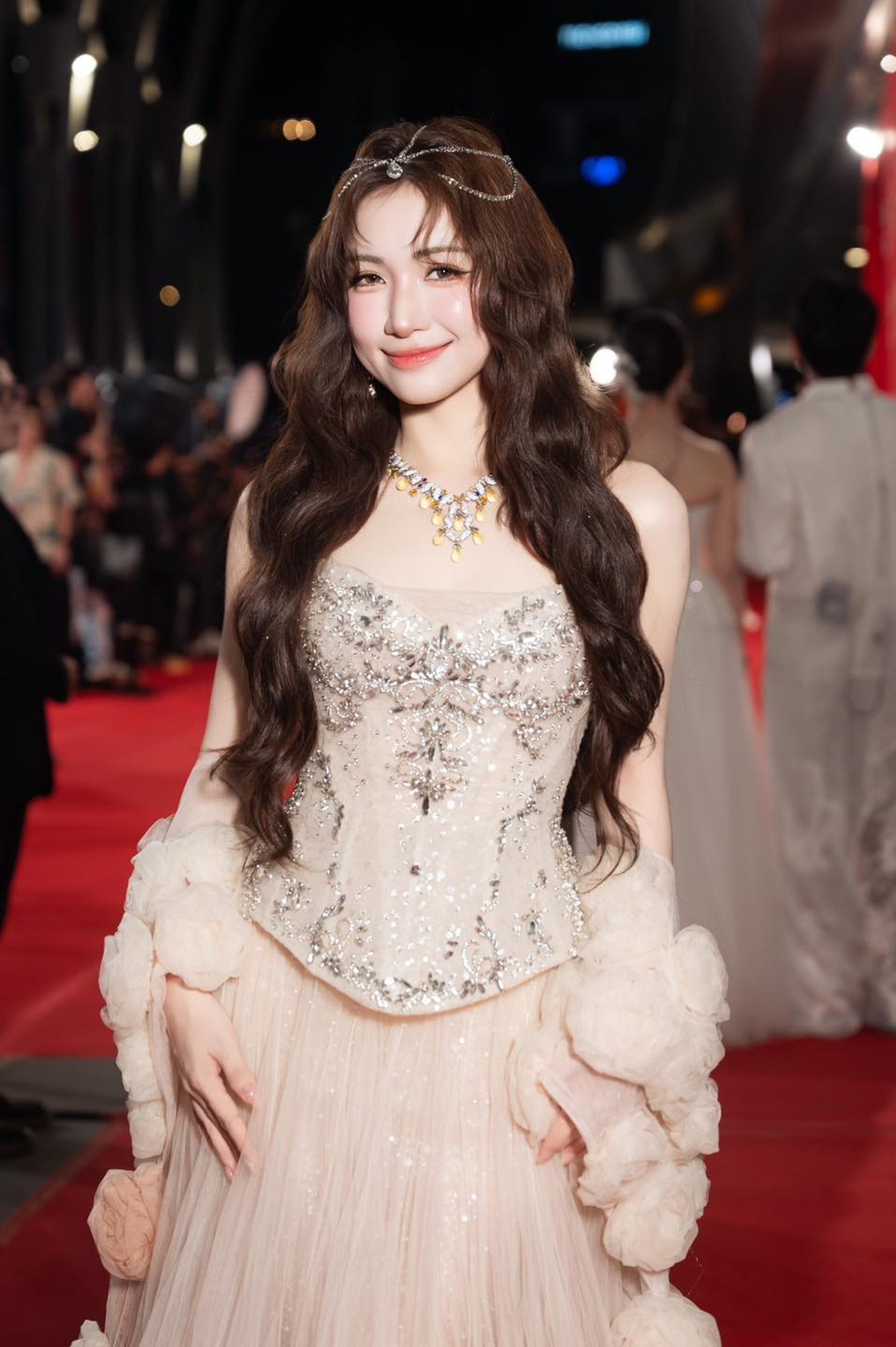 Hòa Minzy trước tin đồn yêu quân nhân: Mẹ đơn thân, chưa từng mặc váy cưới - 13