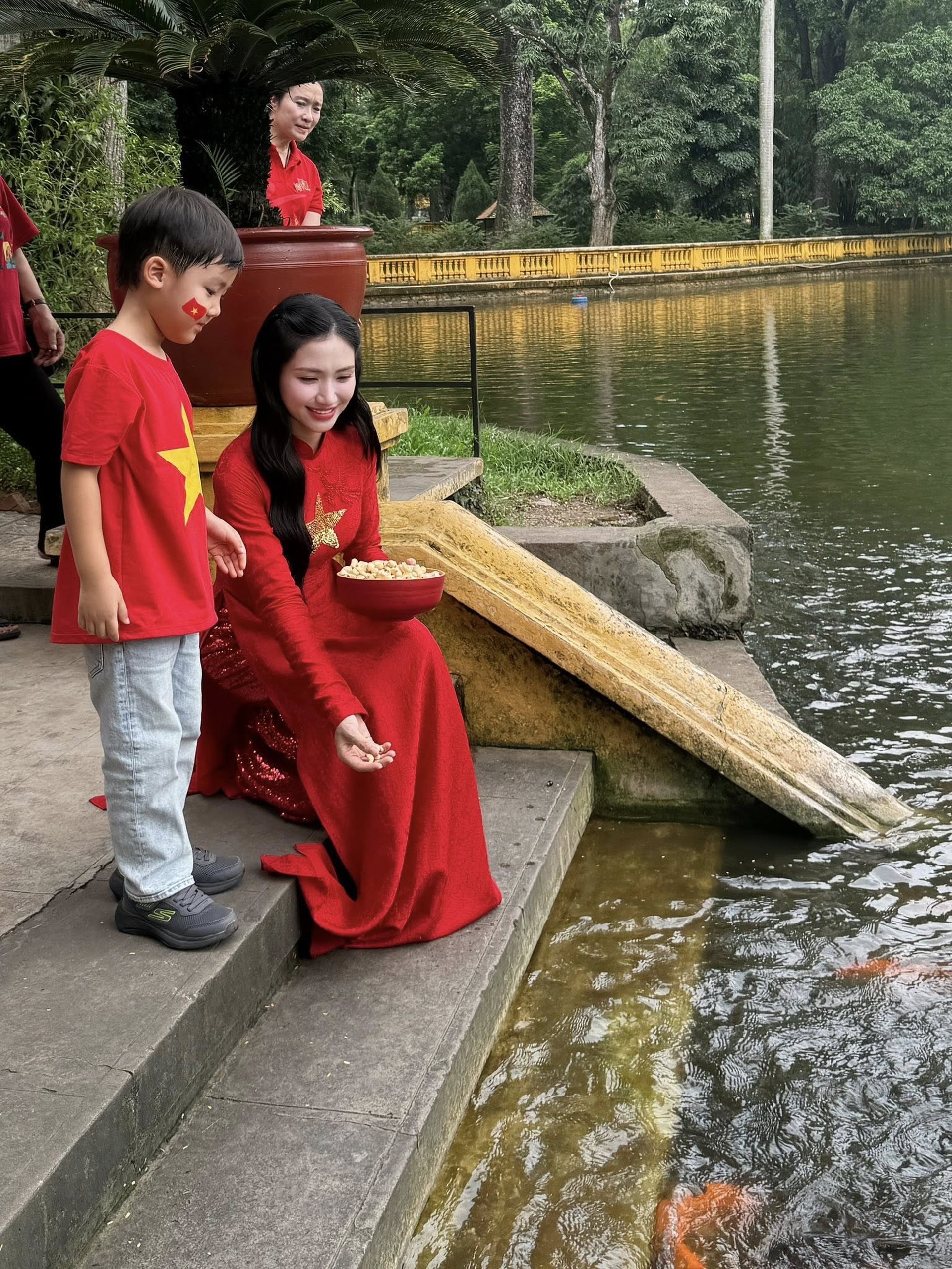 Hòa Minzy trước tin đồn yêu quân nhân: Mẹ đơn thân, chưa từng mặc váy cưới - 15