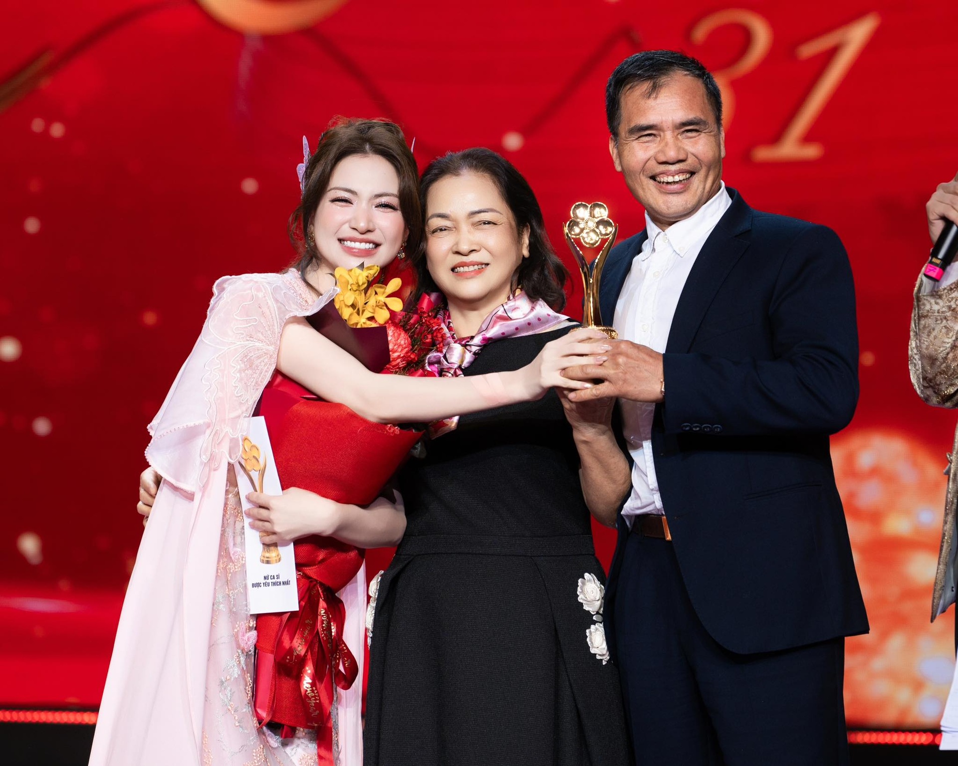 Hòa Minzy trước tin đồn yêu quân nhân: Mẹ đơn thân, chưa từng mặc váy cưới - 16