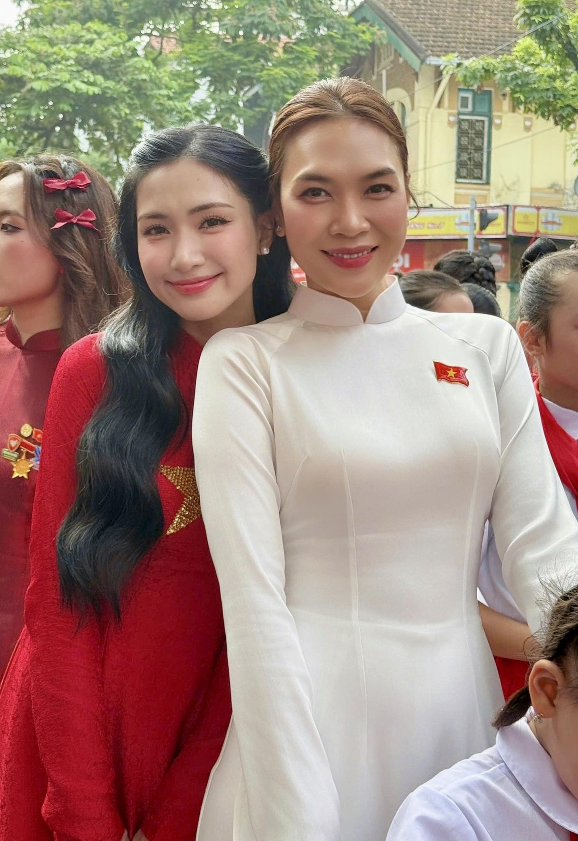 Hòa Minzy trước tin đồn yêu quân nhân: Mẹ đơn thân, chưa từng mặc váy cưới - 17