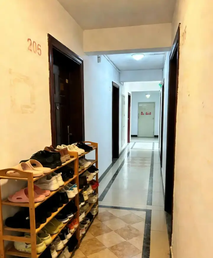 Hàng xóm để giày dép bốc mùi trước cửa: Nên làm gì để không “chiến tranh hành lang” mà vẫn giữ nhà sạch sẽ?- Ảnh 2.