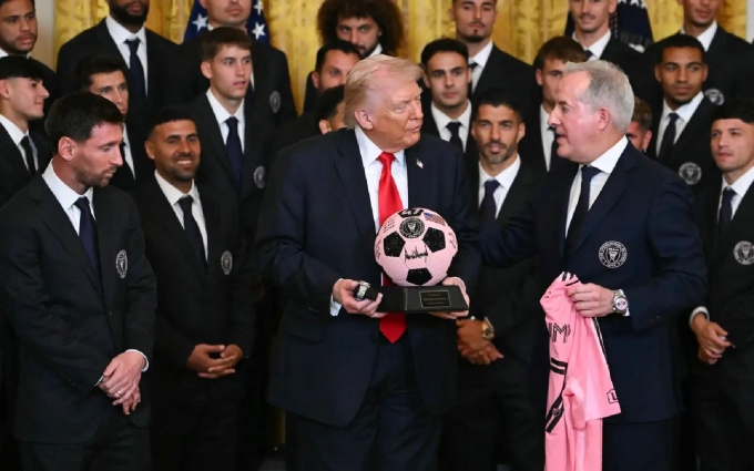 Jorge Mas (phải) tặng bóng và áo lưu niệm cho Tổng thống Mỹ Donald Trump trong chuyến thăm Nhà Trắng của Inter Miami ngày 6/3. Ảnh: AFP
