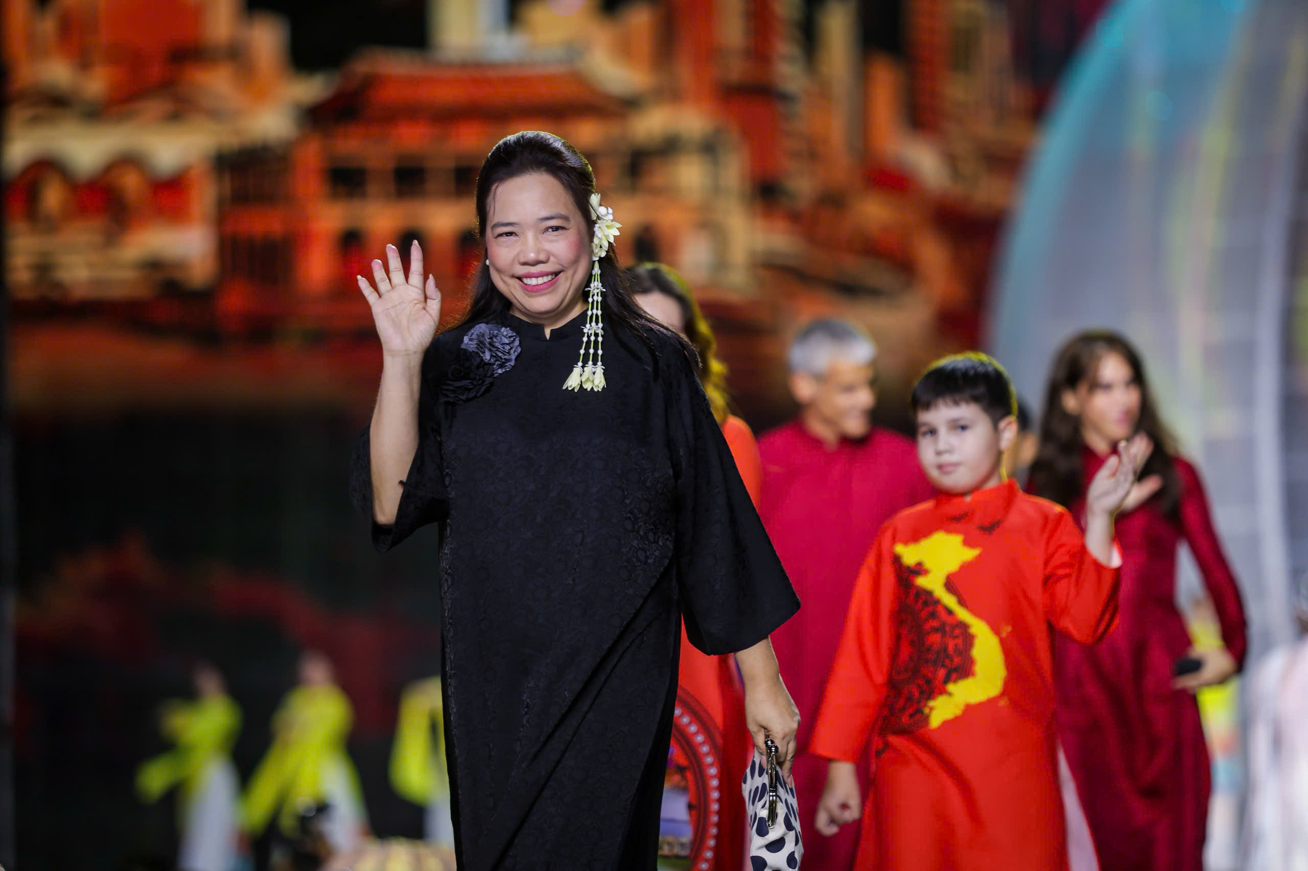 Áo dài truyền cảm hứng cho các tổng lãnh sự tại TP.HCM - Ảnh 2.