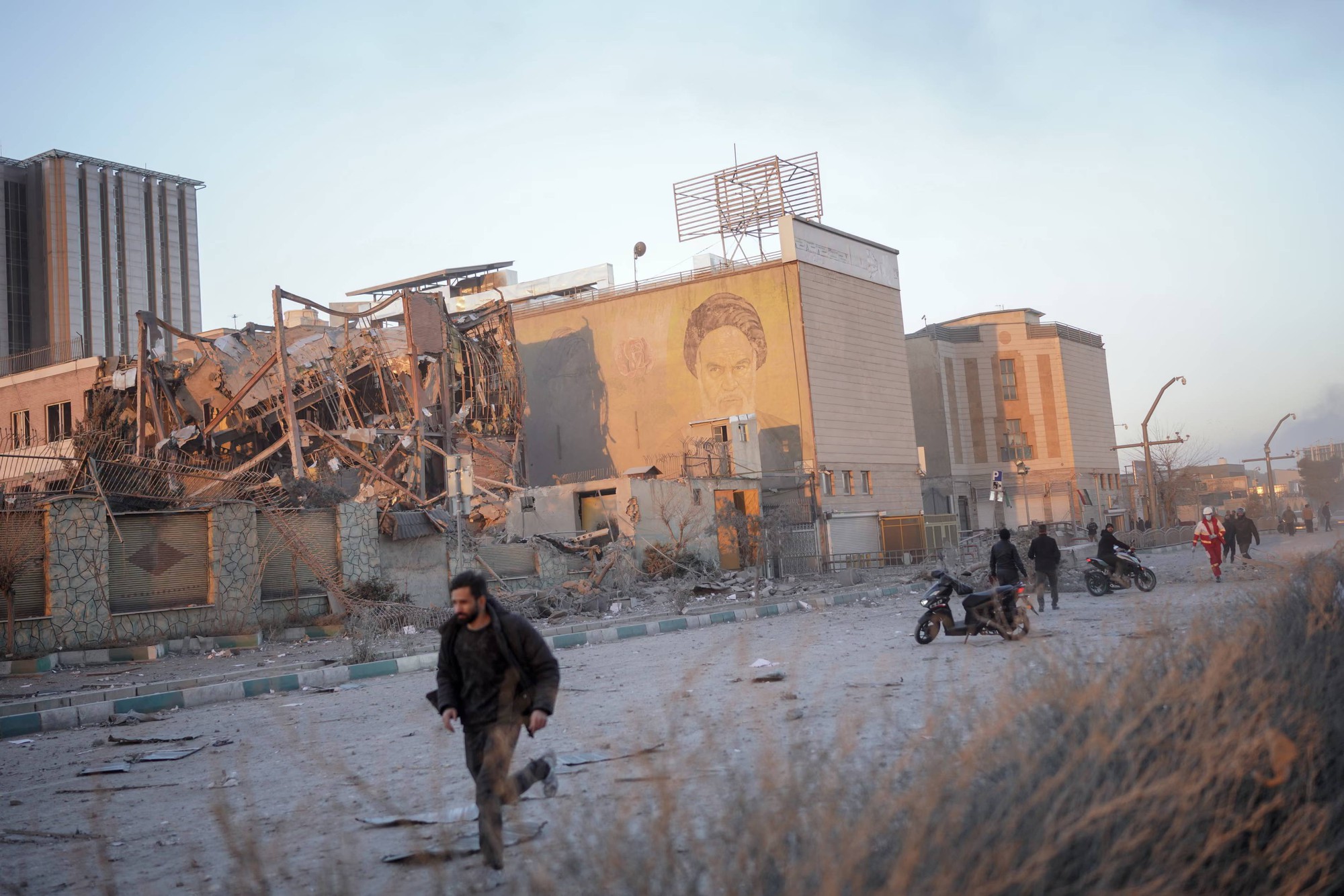 Chùm ảnh: Nhìn lại một tuần Iran chìm trong cuộc xung đột 