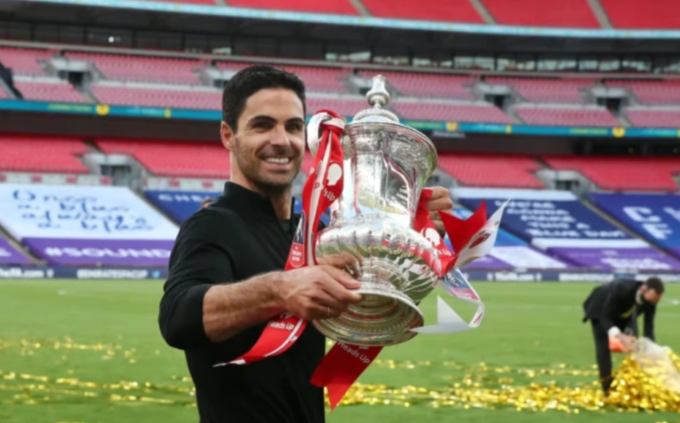 HLV Mikel Arteta cầm Cup sau khi Arsenal thắng Chelsea ở chung kết Cup FA trên sân Wembley, London, Anh ngày 1/8/2020. Ảnh: AFP