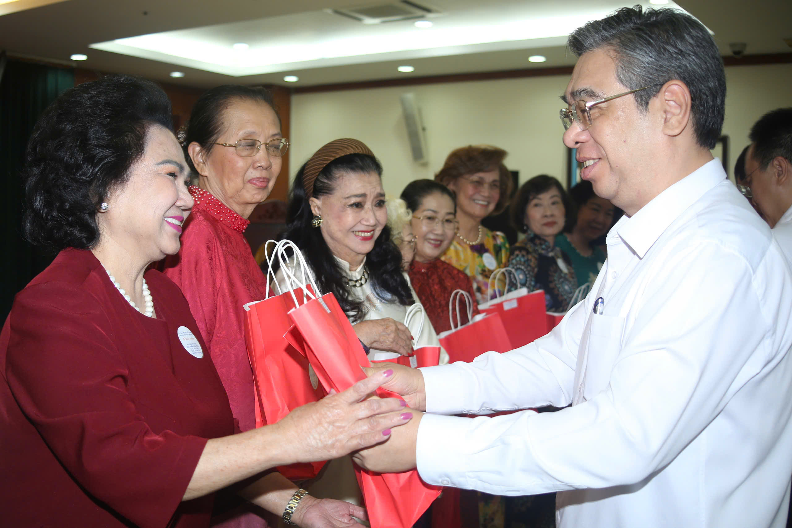 TPHCM họp mặt kỷ niệm Ngày Quốc tế Phụ nữ 8-3 - Ảnh 4.