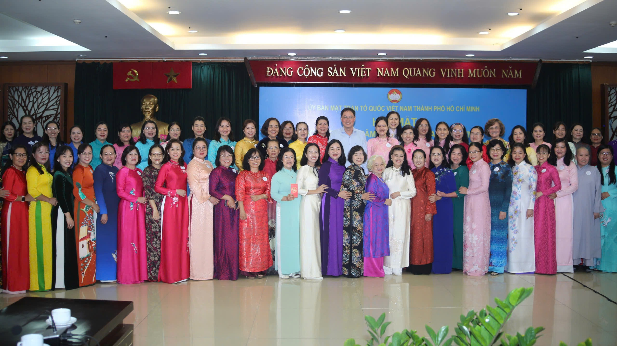 TPHCM họp mặt kỷ niệm Ngày Quốc tế Phụ nữ 8-3 - Ảnh 8.