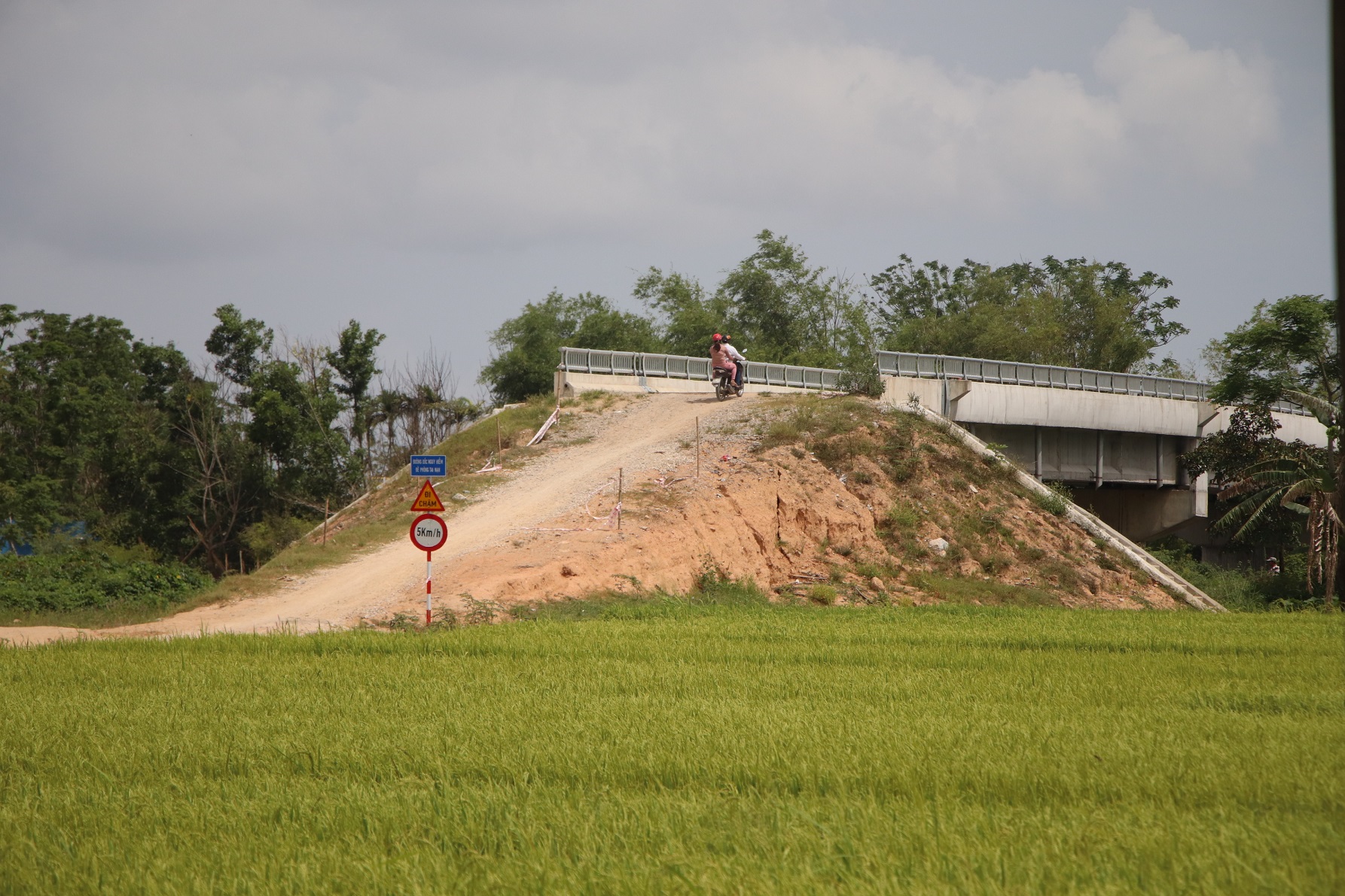 Đà Nẵng nói rõ tiến độ loạt cây cầu xây xong thiếu đường dẫn - Ảnh 2.