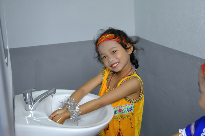 Học sinh tại trường vui vẻ rửa tay khi có công trình vệ sinh mới.