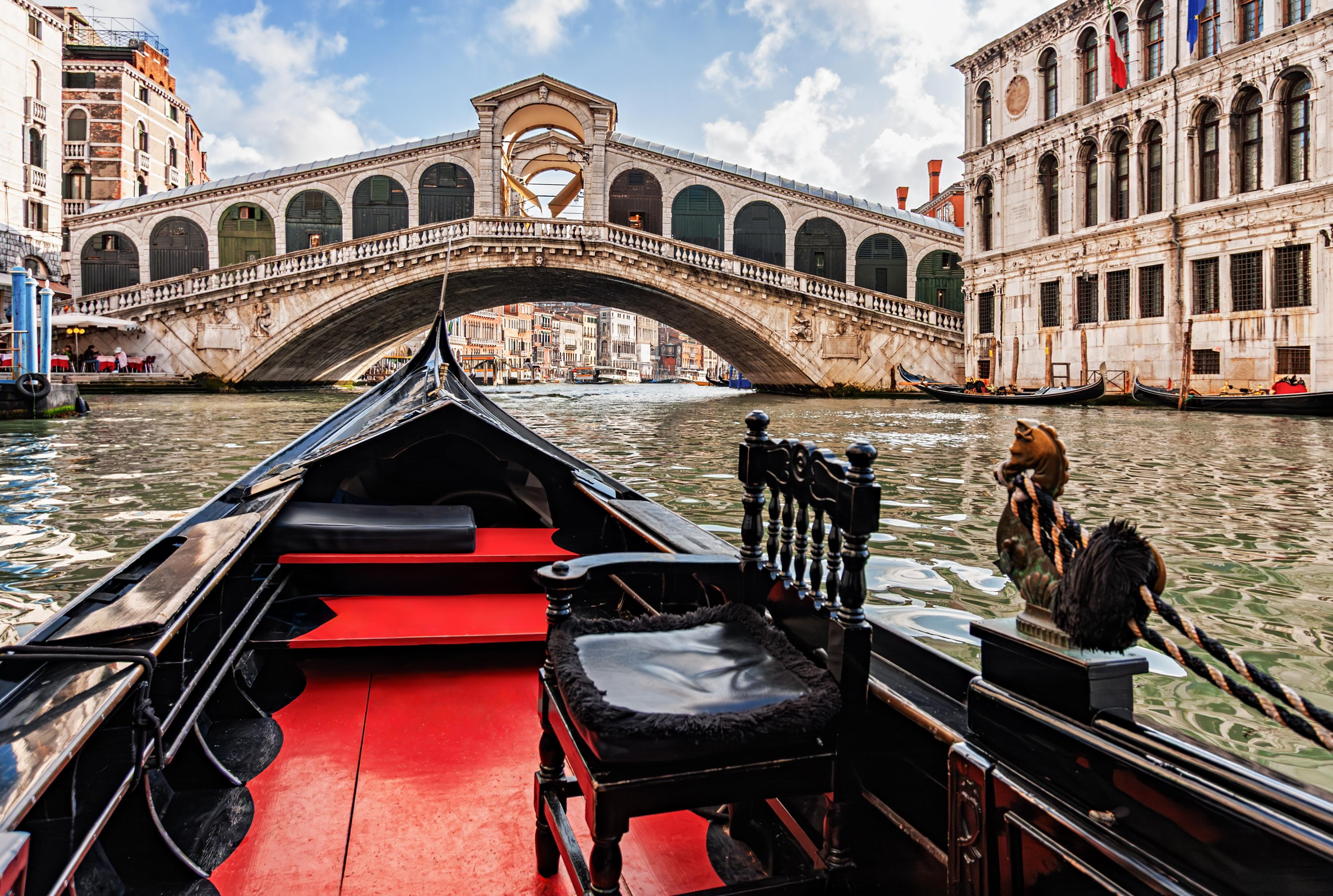 10 loại thuế và phí người Việt có thể phải trả khi đi du lịch nước ngoài- Ảnh 2.