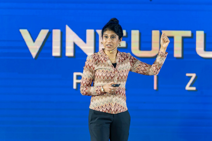 Tiến sĩ Jayshree Seth tham dự và trình bày tại chuỗi tọa đàm Khoa học vì cuộc sống do Quỹ VinFuture tổ chức tháng 12/2025. Ảnh: VinFuture