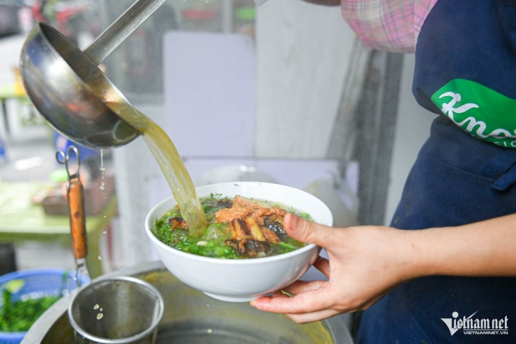 Món canh cá rô đồng hấp dẫn thực khách. Ảnh: Linh Trang