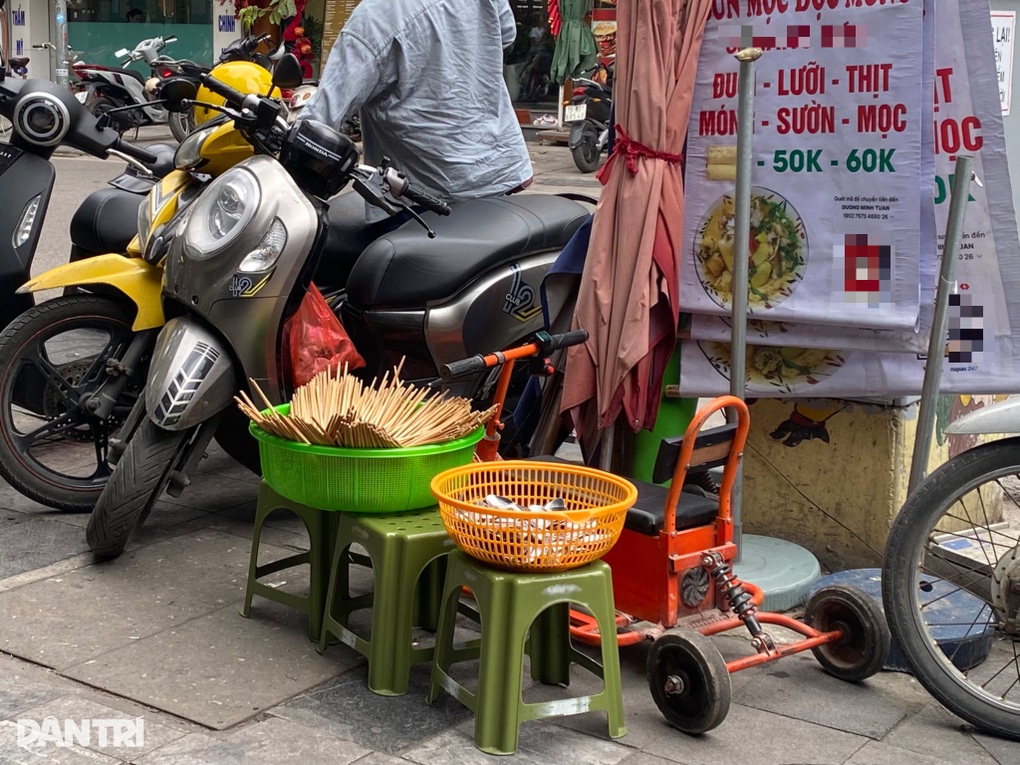 Hà Nội: Nhiều hàng quán phơi thực phẩm, đũa thìa ra mặt đường - 2