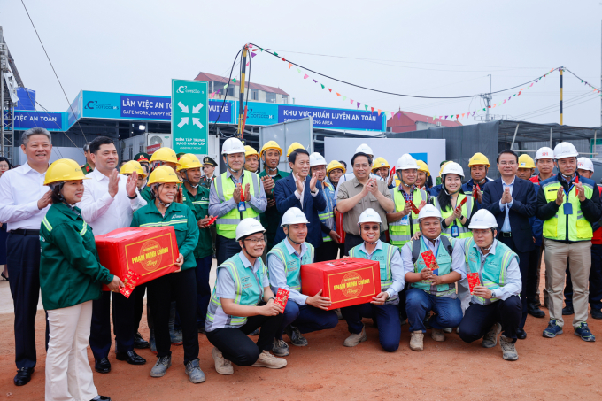 Thủ tướng kiểm tra, động viên công nhân thi công nhà ga VIP, dự án sân bay Gia Bình. Ảnh: Nhật Bắc