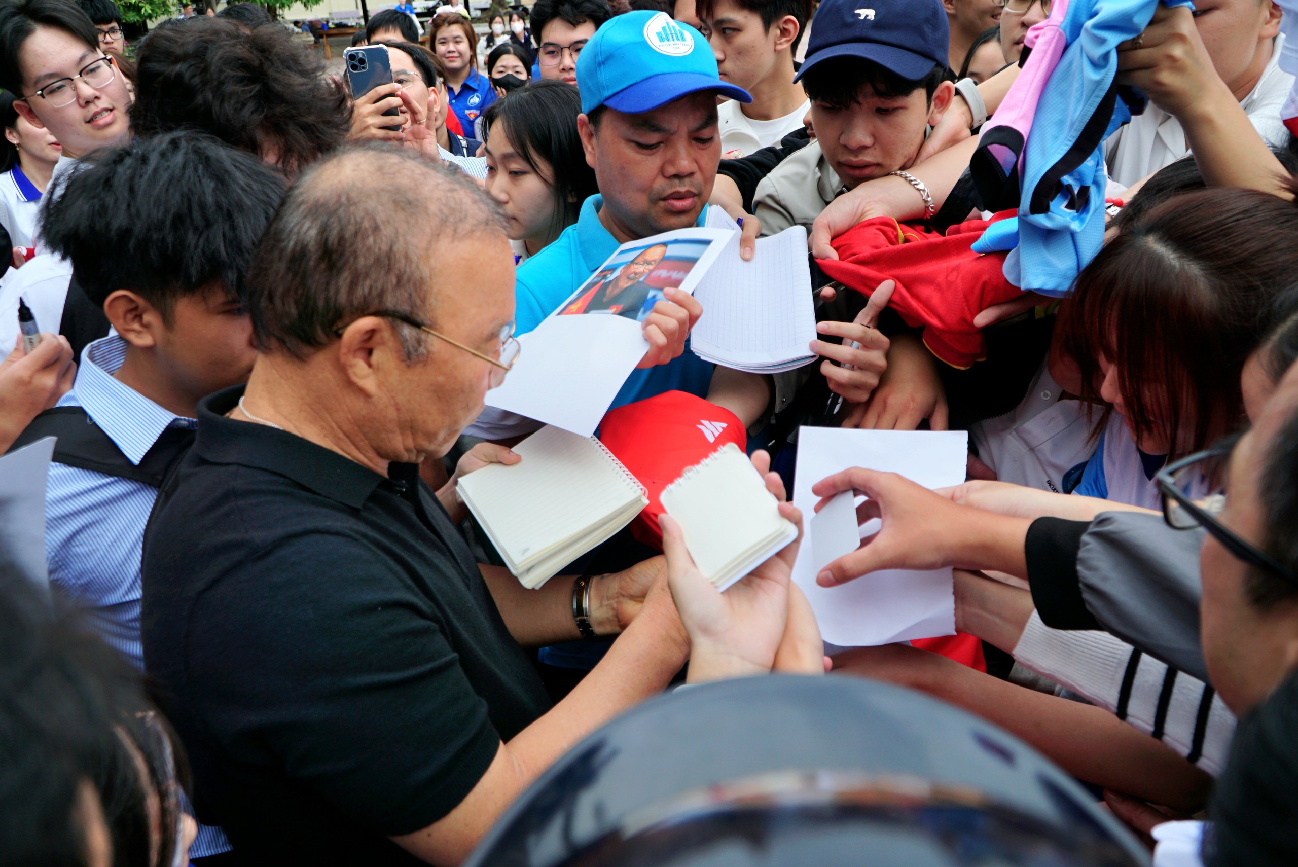 HLV Park Hang-seo và buổi giao lưu tuyệt vời tại Trường ĐH Nha Trang: Cảm xúc khó quên!- Ảnh 2.