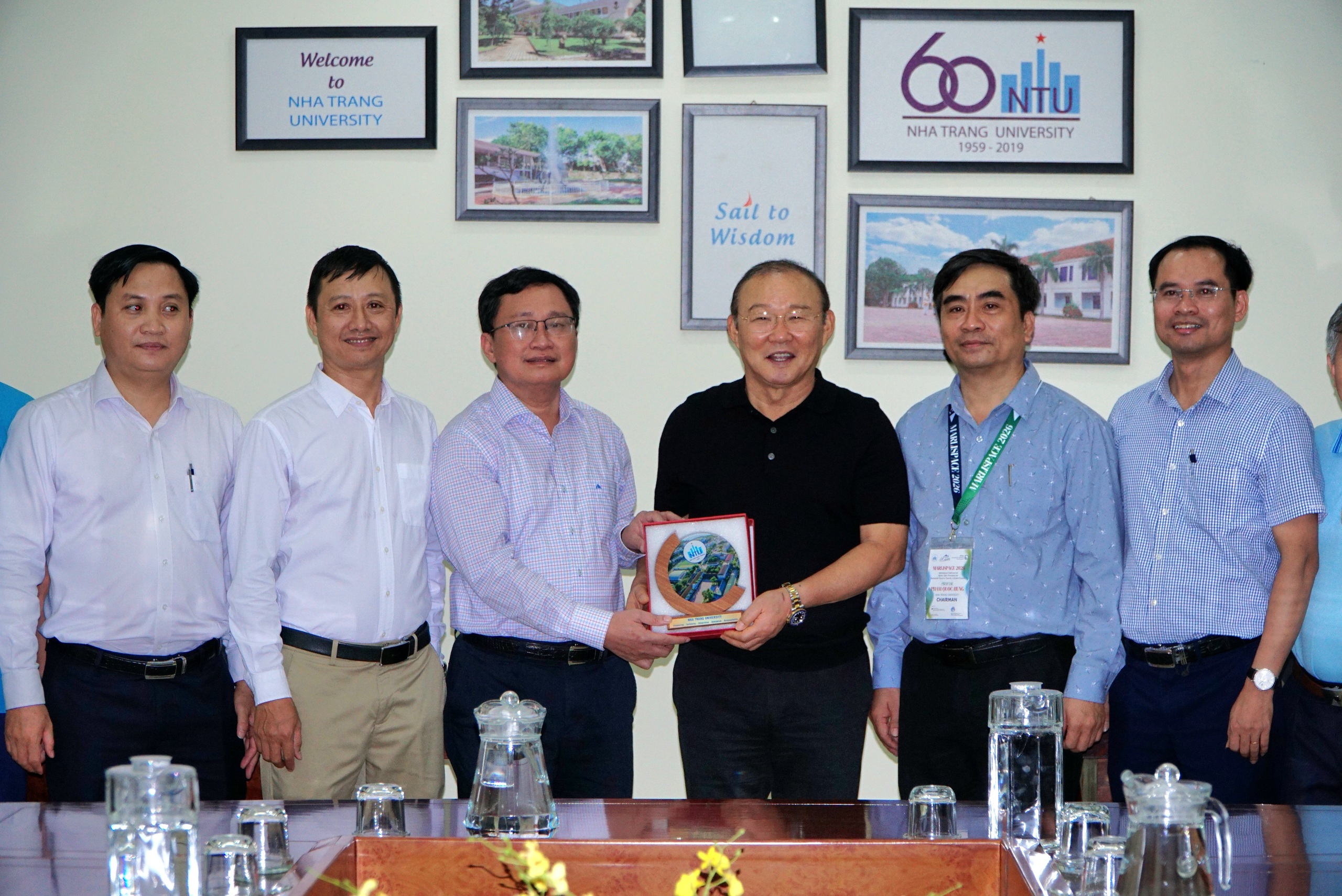 HLV Park Hang-seo và buổi giao lưu tuyệt vời tại Trường ĐH Nha Trang: Cảm xúc khó quên!- Ảnh 3.