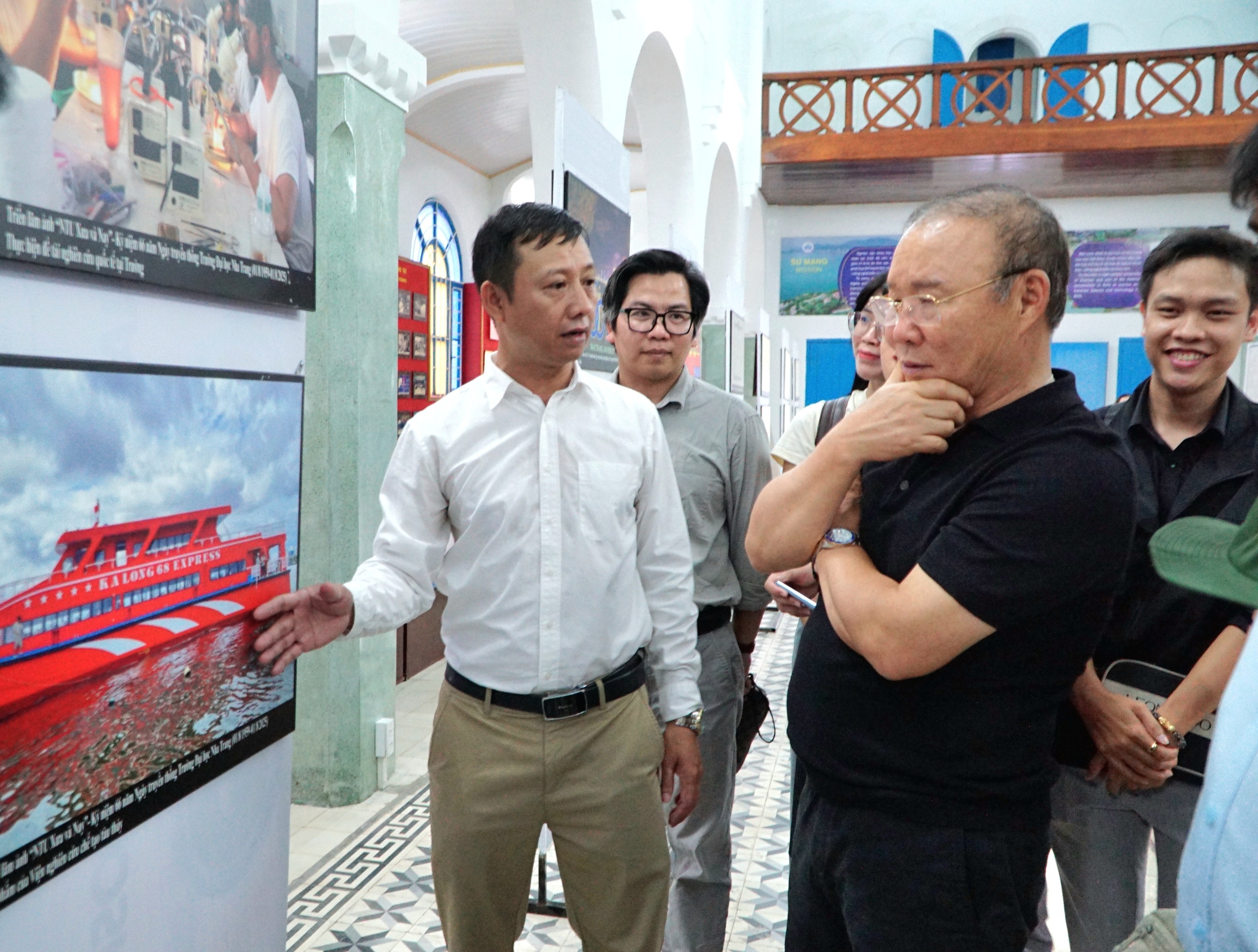 HLV Park Hang-seo và buổi giao lưu tuyệt vời tại Trường ĐH Nha Trang: Cảm xúc khó quên!- Ảnh 4.