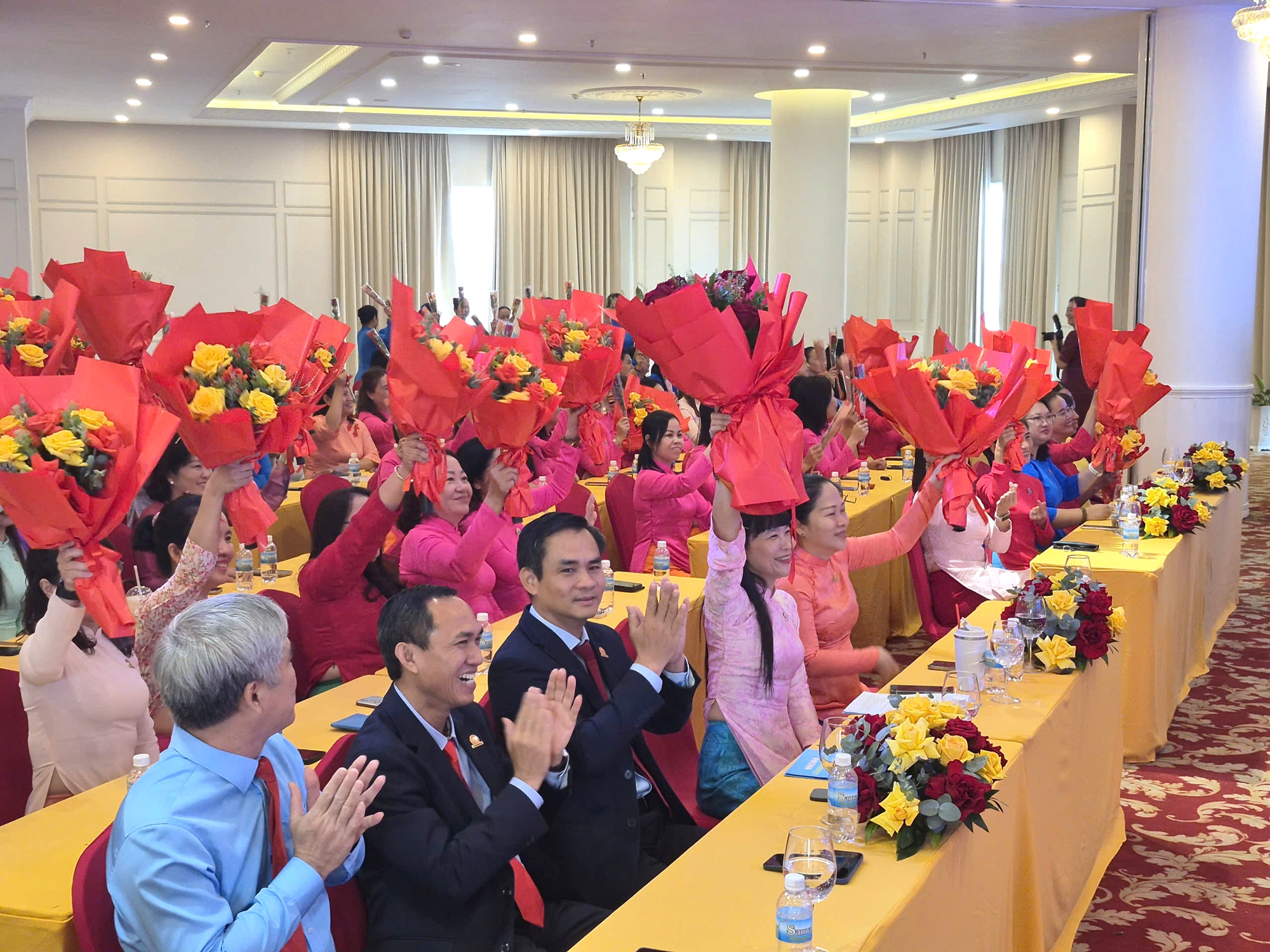 Công ty Yến Sào Khánh Hòa tôn vinh nữ lao động  - Ảnh 9.