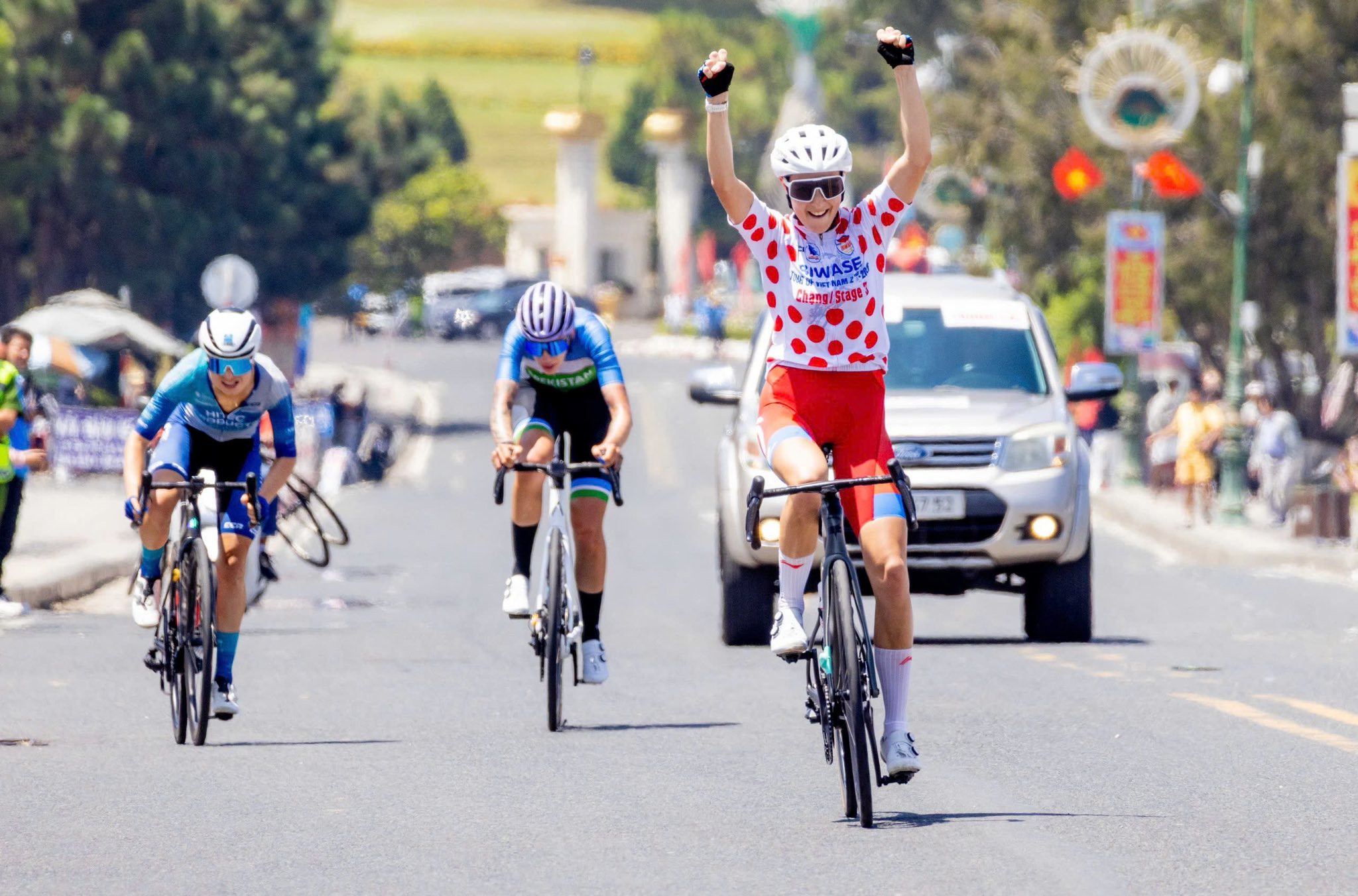 Áo vàng đổi chủ sau màn chinh phục đèo Prenn tại chặng 4 Biwase Tour of Vietnam 2026   - Ảnh 6.