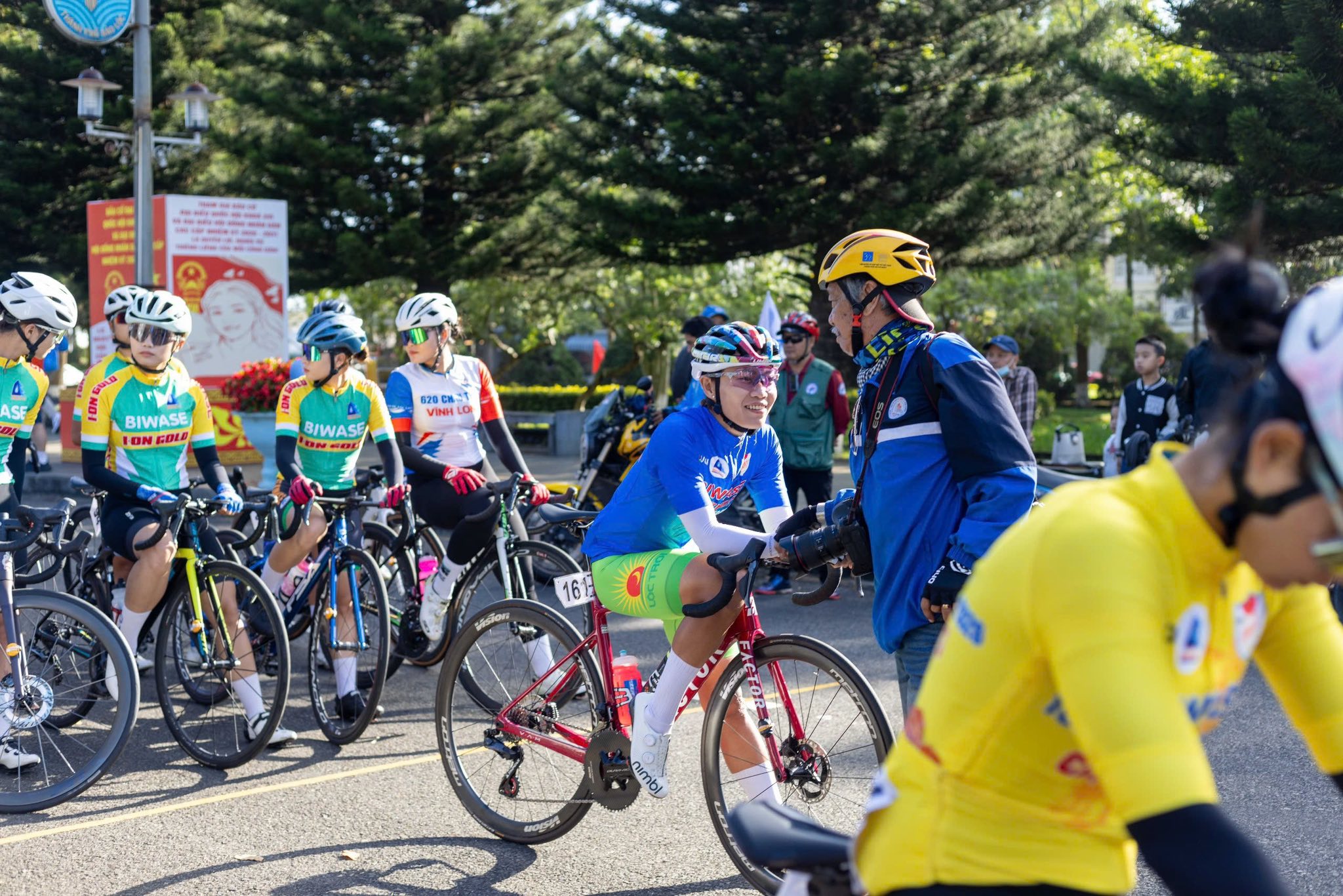 Áo vàng đổi chủ sau màn chinh phục đèo Prenn tại chặng 4 Biwase Tour of Vietnam 2026   - Ảnh 7.