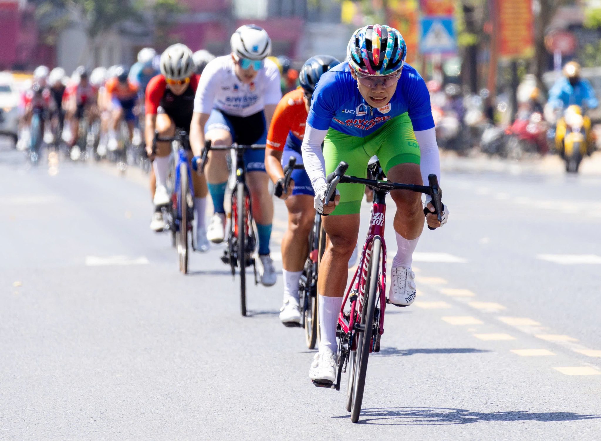 Áo vàng đổi chủ sau màn chinh phục đèo Prenn tại chặng 4 Biwase Tour of Vietnam 2026   - Ảnh 8.