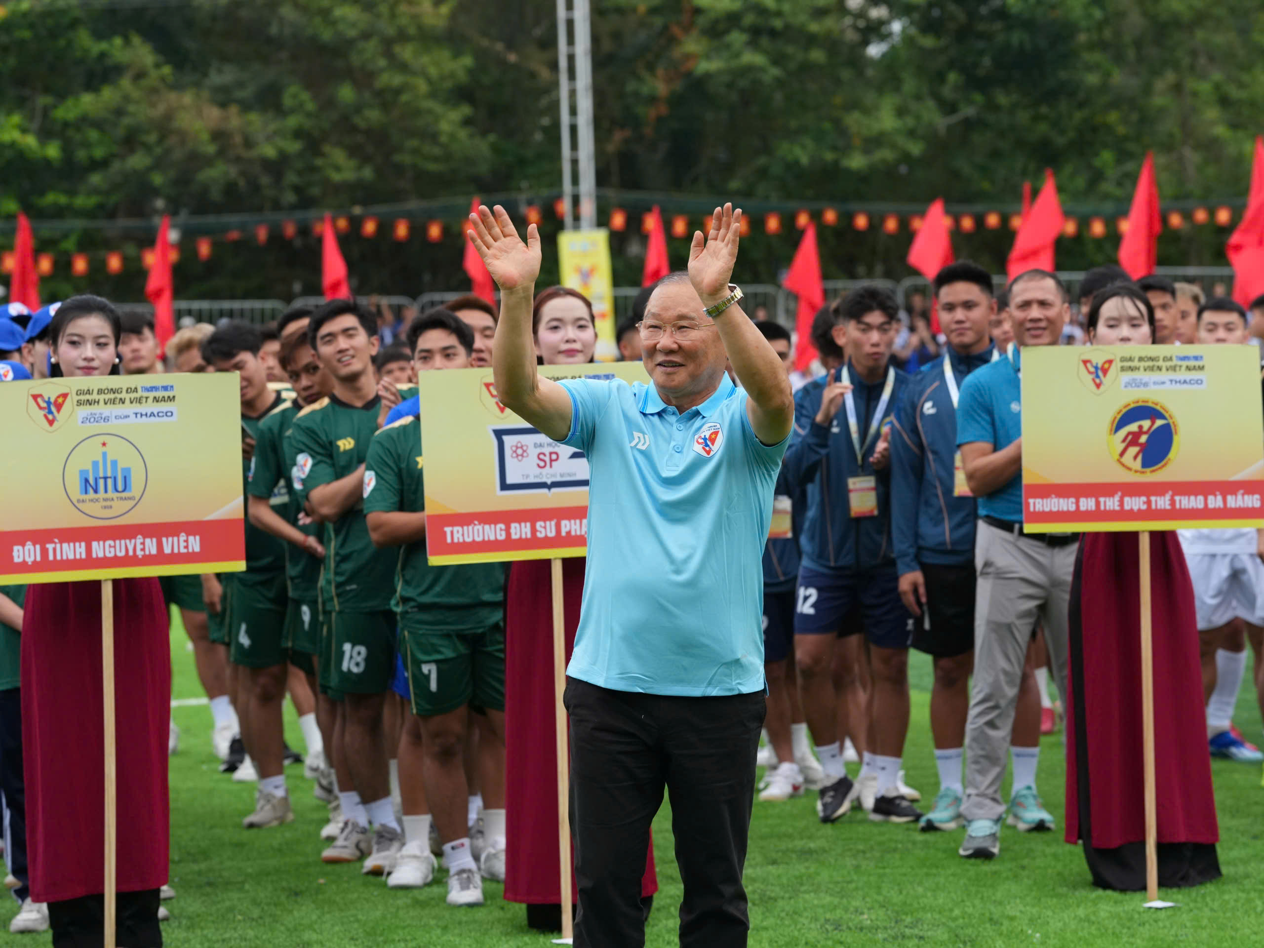 Bầu không khí lễ hội tưng bừng trong ngày khai mạc TNSV THACO cup 2026- Ảnh 7.