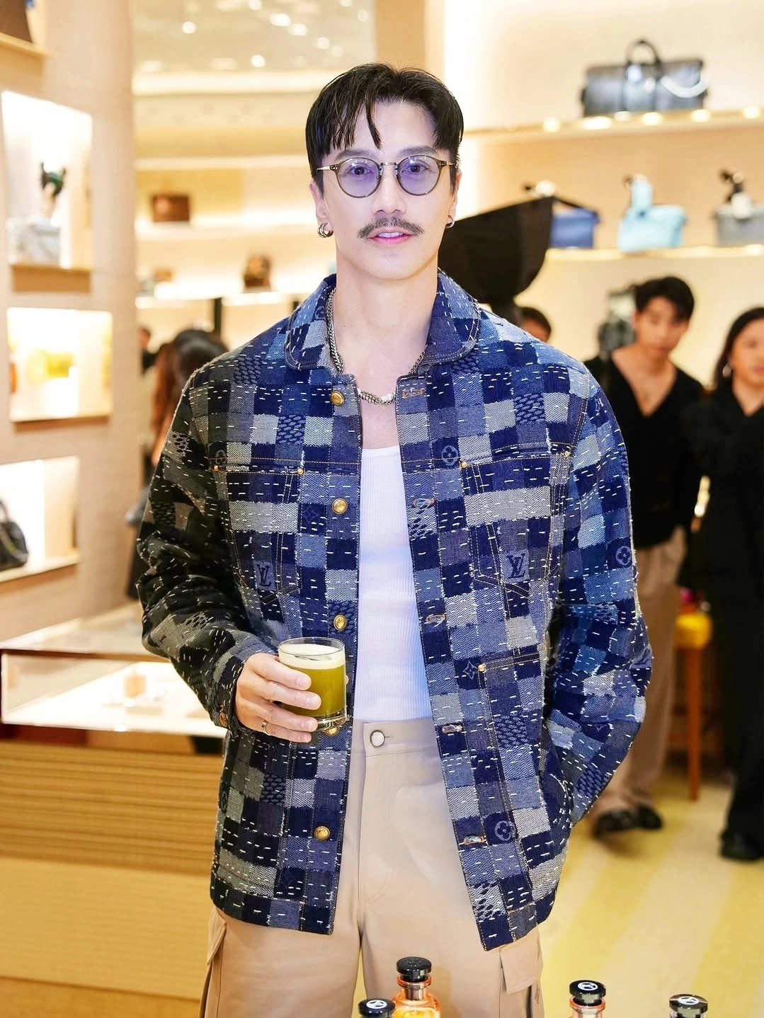 Hình thể như thanh niên của người mẫu 60 tuổi - 4