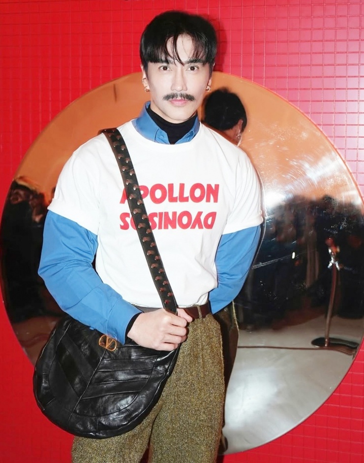 Hình thể như thanh niên của người mẫu 60 tuổi - 7