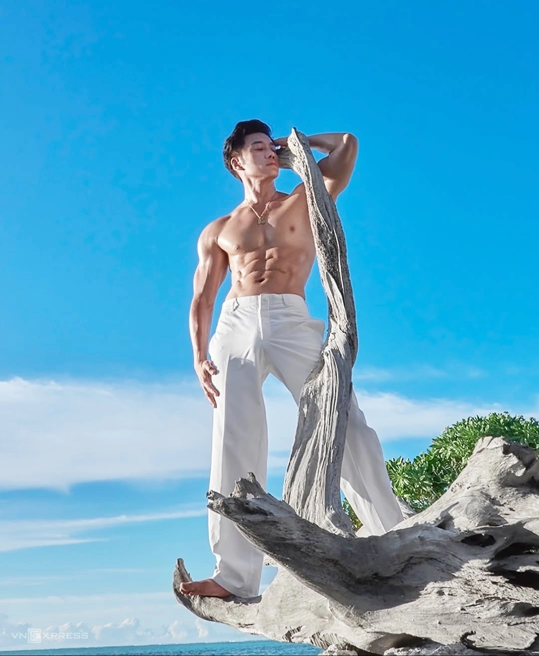 Hình thể như thanh niên của người mẫu 60 tuổi - 9