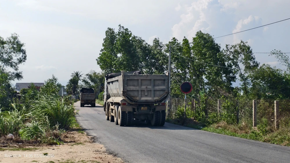 xe-ben-ram-rap-tren-duong-huyen-o-gia-lai-bien-cam-tai-trong-bi-boi-den-dang-ngo (32).jpg