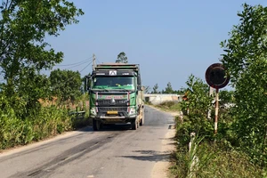 Gia Lai: Hàng loạt biển cấm tải trọng bị bôi đen, xe ben chạy rầm rập ngày đêm