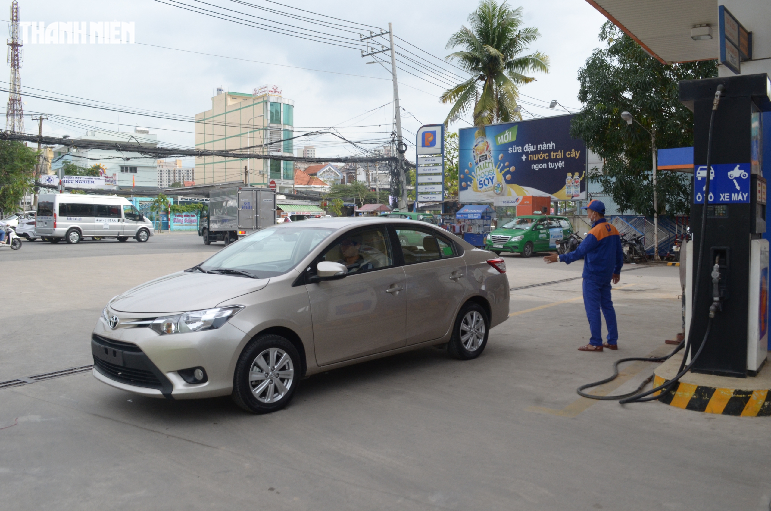 Lắc xe khi tiếp nhiên liệu có giúp đổ được nhiều xăng, dầu hơn? - Ảnh 3.