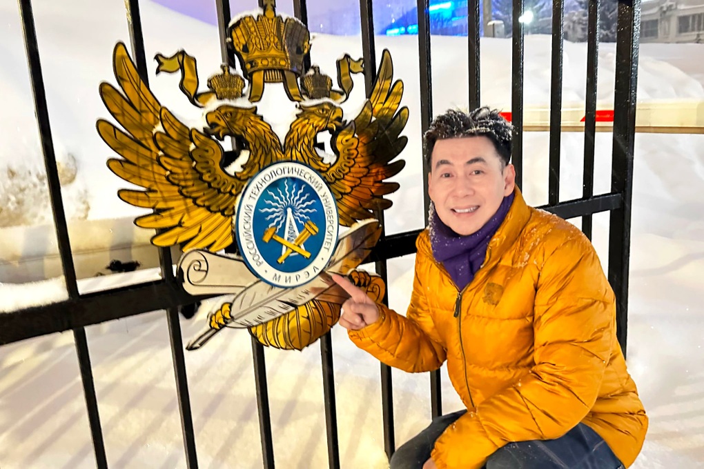 Ca sĩ Đoan Trường sang Nga ngắm cực quang, xúc động khi trở lại trường xưa - 2