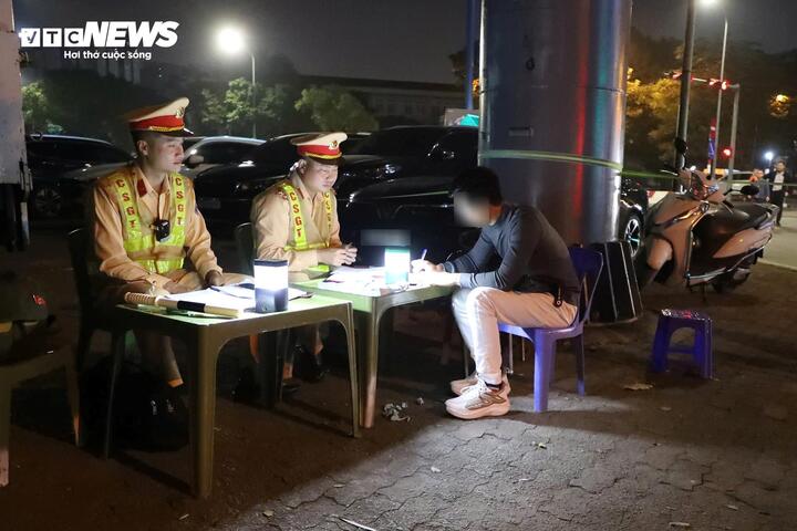 Nhiều tài xế vi phạm nồng độ cồn sau đêm liên hoan mừng 8/3- Ảnh 2.