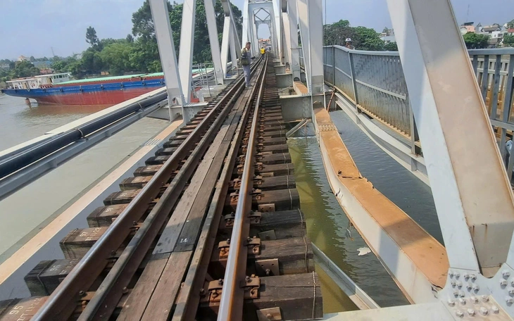 Vụ sà lan va cầu Ghềnh: Phải thay nhịp giữa, trước mắt sửa tạm để chạy tàu trong 15-20 ngày tới - Ảnh 3.