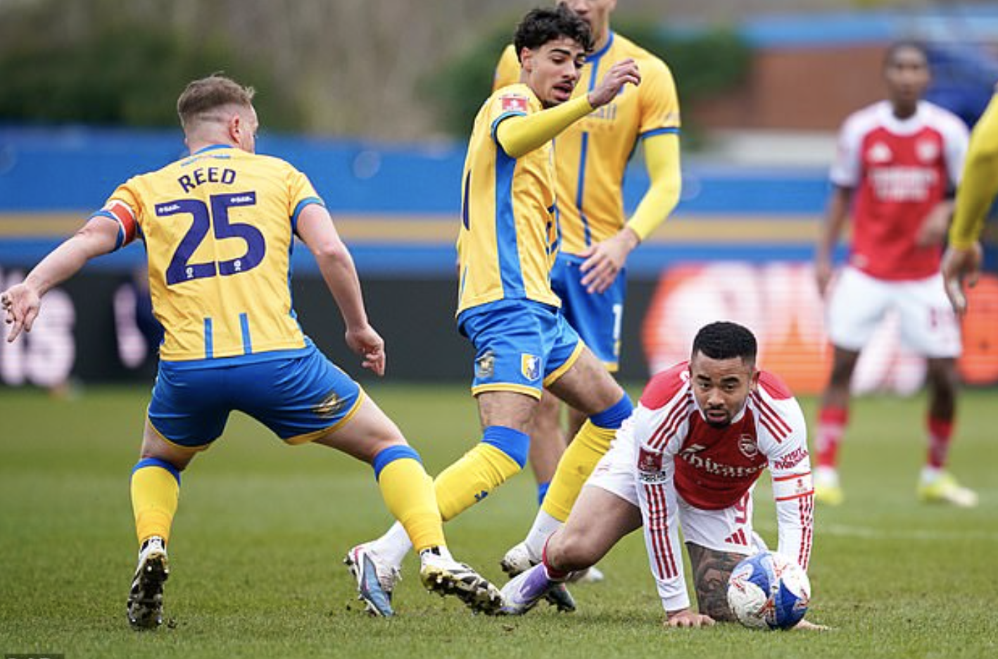 Hạ Mansfield Town, Arsenal nhọc nhằn vào tứ kết FA Cup - Ảnh 5.