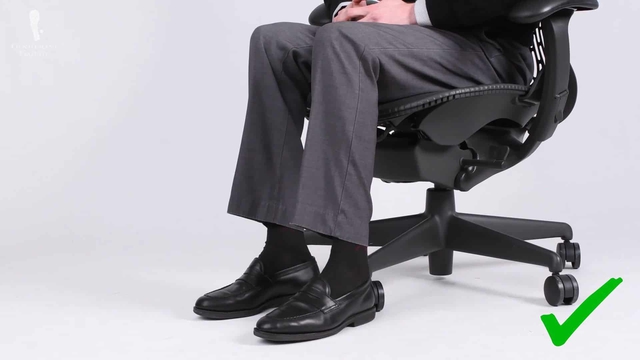 Từ tấm ảnh khiến fan cười bò của Hoắc Kiến Hoa ở show thời trang: Tư thế ngồi quyết định phong độ đàn ông ra sao?- Ảnh 3.