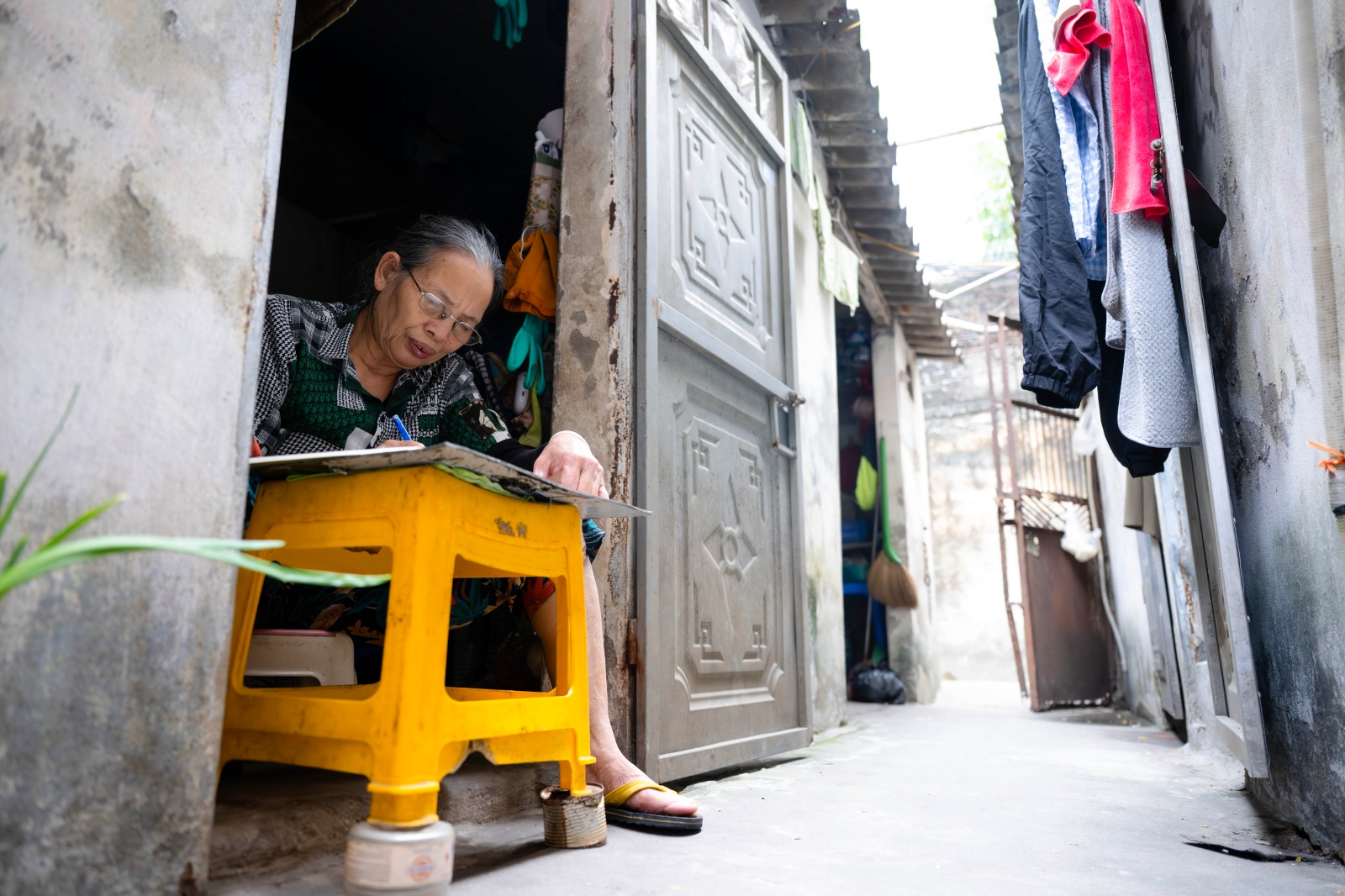 Có một xóm ở Hà Nội, nơi phụ nữ đếm thời gian bằng những ca lọc máu- Ảnh 6.