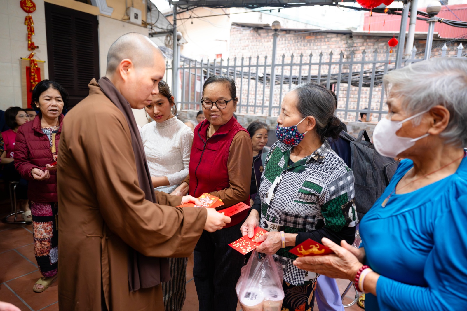 Có một xóm ở Hà Nội, nơi phụ nữ đếm thời gian bằng những ca lọc máu- Ảnh 9.