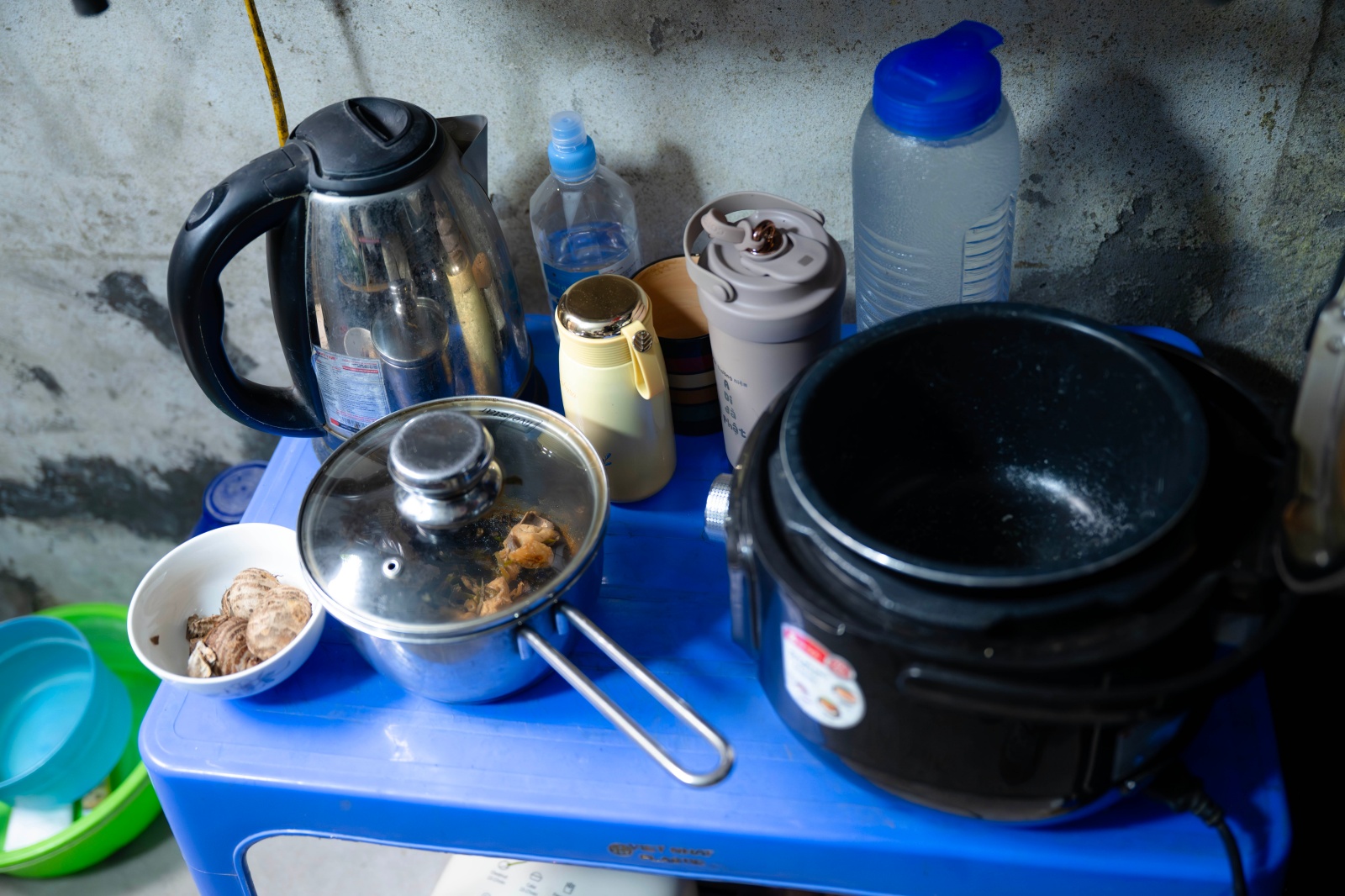 Có một xóm ở Hà Nội, nơi phụ nữ đếm thời gian bằng những ca lọc máu- Ảnh 13.