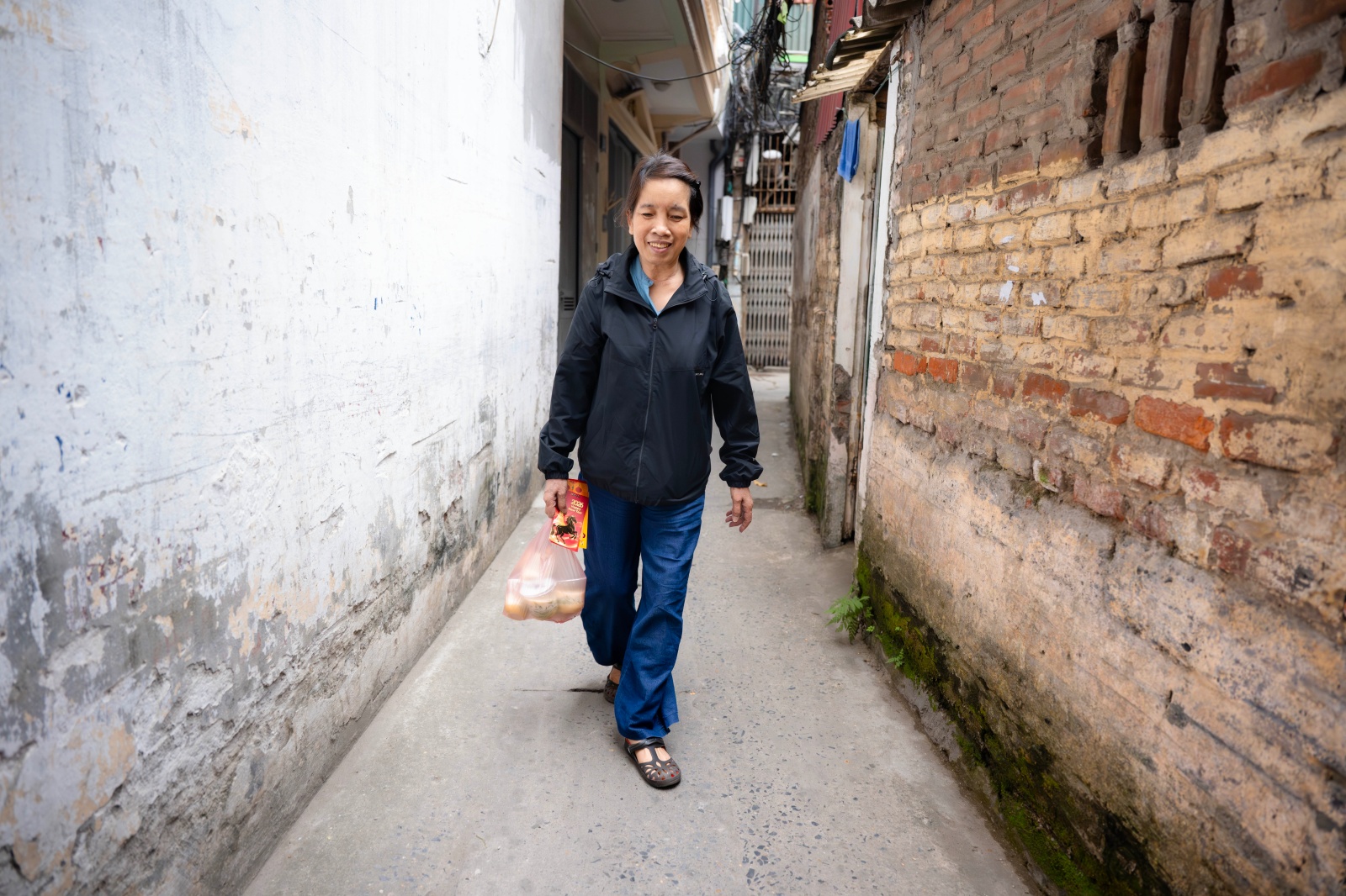 Có một xóm ở Hà Nội, nơi phụ nữ đếm thời gian bằng những ca lọc máu- Ảnh 16.