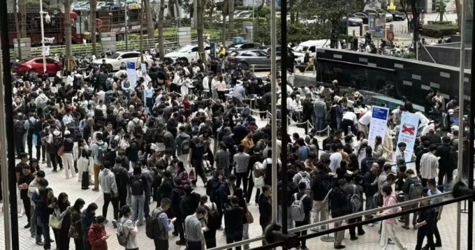 Hàng dài người xếp hàng để được hướng dẫn sử dụng AI Agent tại Trung Quốc hôm 6/3. Ảnh: X/Tencent AI