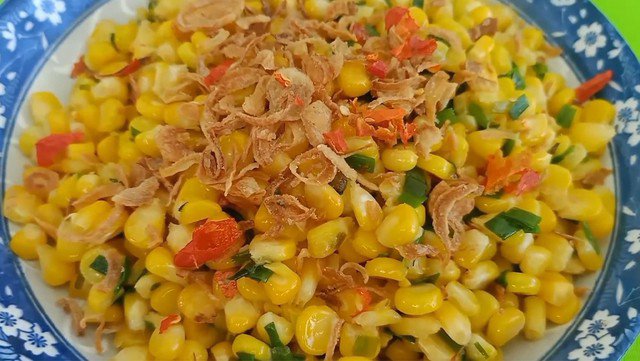 Món bắp xào với vị mặn ngọt hài hòa, hương thơm của bơ, vị dẻo ngọt của bắp thêm ít tép khô, hành lá mang đến sức hấp dẫn không thể chối từ.