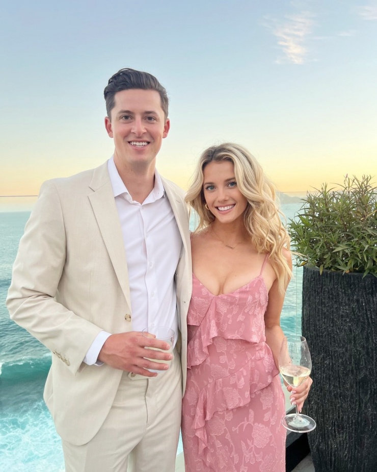 Trong lần nghỉ dưỡng ở Cabo San Lucas, Mexico, Lindsay Brewer diện đầm dây tôn vòng một, còn Drew Solomon phối sơ mi với âu phục sáng màu. Hình ảnh, video hút đến nửa triệu lượt thích trên TikTok lẫn Instagram.