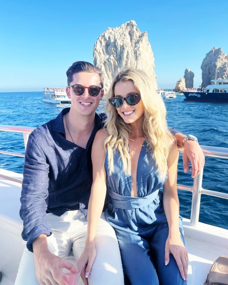 Cặp tình nhân sắm nhiều trang phục, kính mát có màu sắc tương đồng, biến hóa phong cách trong những chuyến đi chơi. Khi không thi đấu, Lindsay Brewer và bạn trai dành thời gian nghỉ dưỡng ở các vùng biển nổi tiếng trên thế giới.