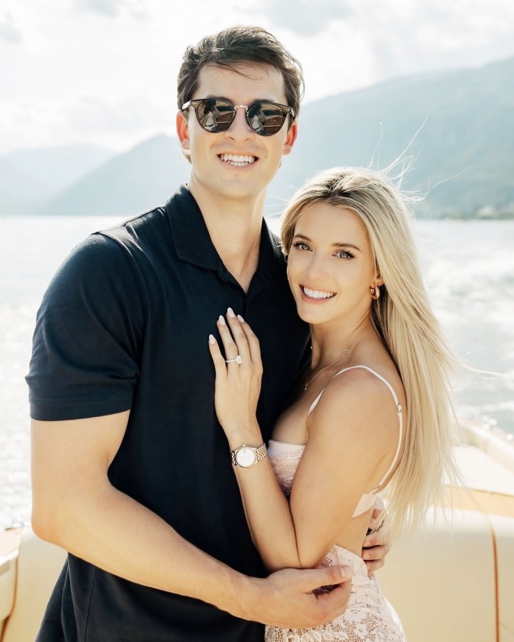 Cuối 2024, ở chuyến nghỉ dưỡng Como, Italy, bạn trai cầu hôn Lindsay Brewer. Dịp này, cô chọn đầm ren kiểu dáng gợi cảm quen thuộc, còn Drew Solomon lăng xê phong cách lịch lãm với áo thun đen, quần trắng. Người đẹp đăng tin vui trên trang cá nhân: "Em yêu anh mãi mãi, Drew Solomon. Cảm ơn anh vì ngày trọng đại và lời cầu hôn tuyệt vời nhất".